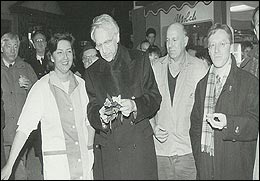 Erika Höring, Edmund Stoiber, Rudolf Höring und Werner Schnappauf beim Bratwust essen.